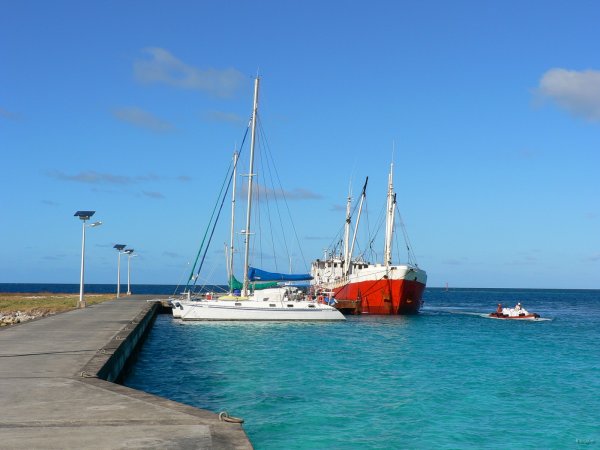 76- Imagine a quai a cote de la goelette, le cargo ravitailleur 